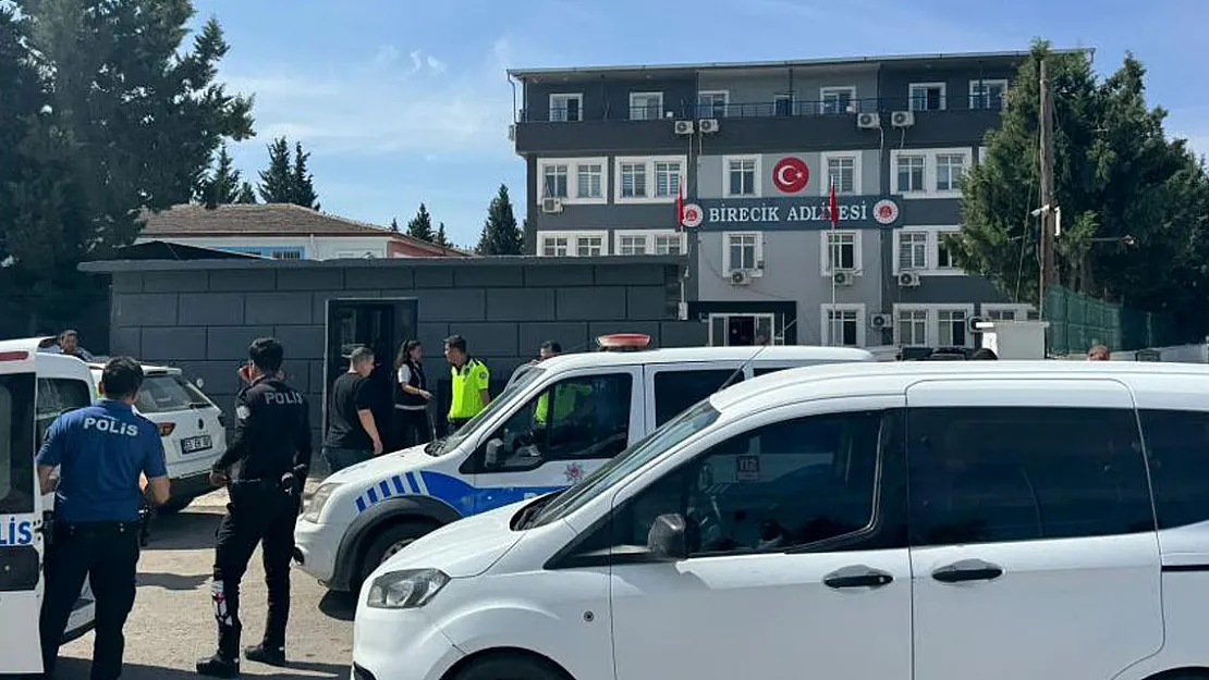 Adliye önünde kavga