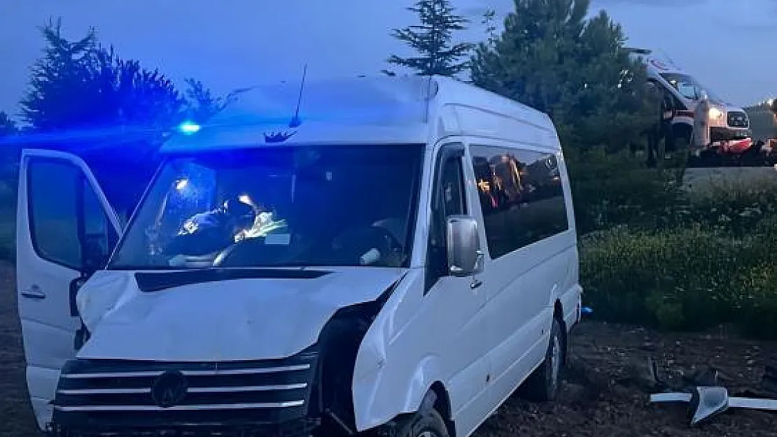 Devrilen minibüste 6 kişi yaralandı