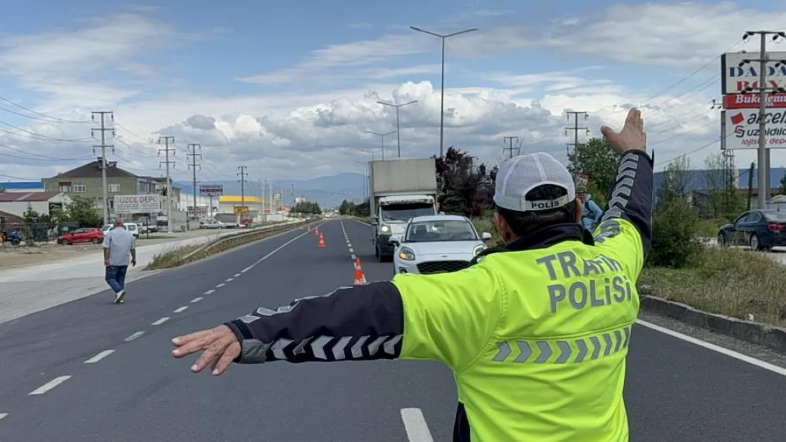 Kırmızı ışıkta geçenler havadan yakalandı