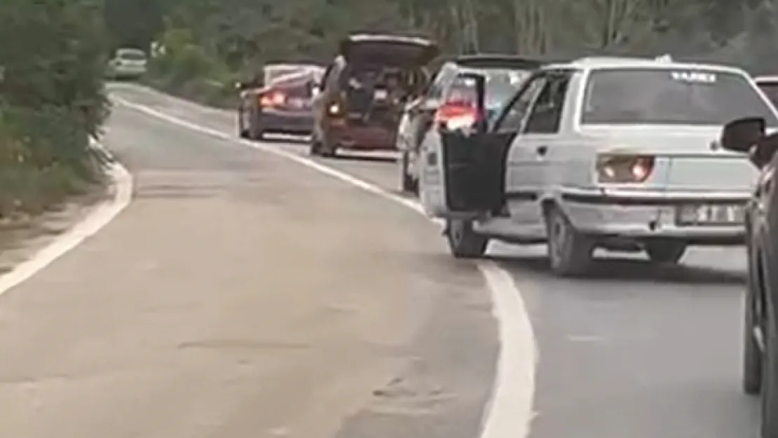 Ayvacık yolunda tehlikeli düğün konvoyu Kapılar Açıldı, Trafik Felç Oldu