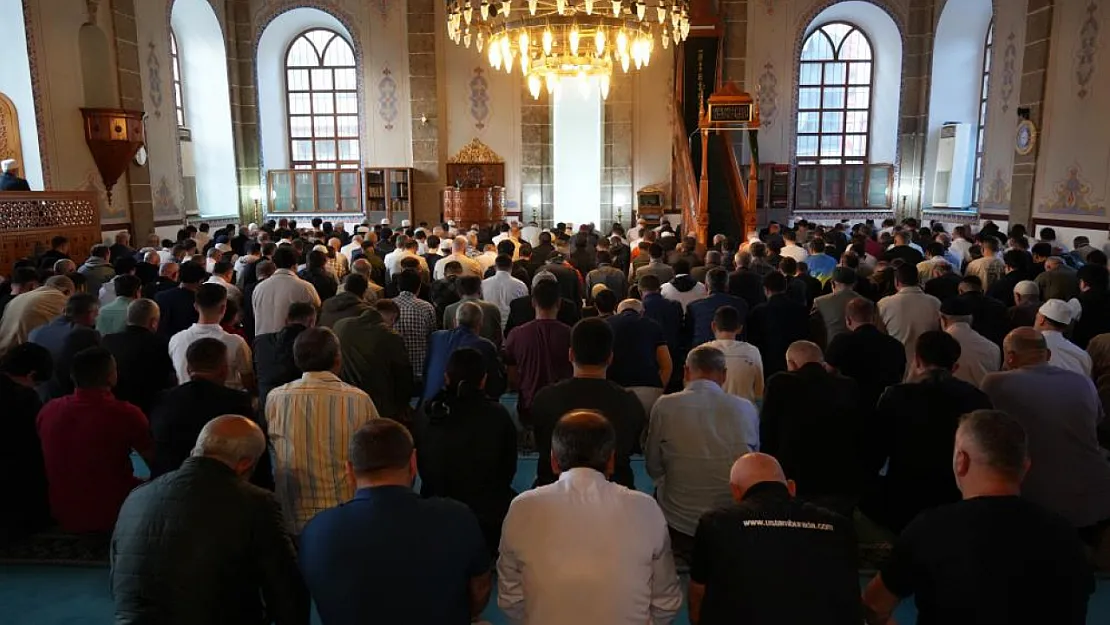 Bayram Namazında Camiler Doldu, Taştı
