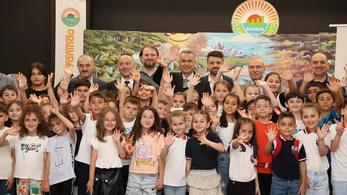 'Ben Çöp Değilim' adlı tiyatro sahnede