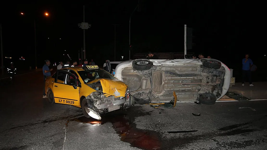 Çanakkale'de taksiyle otomobil çarpıştı