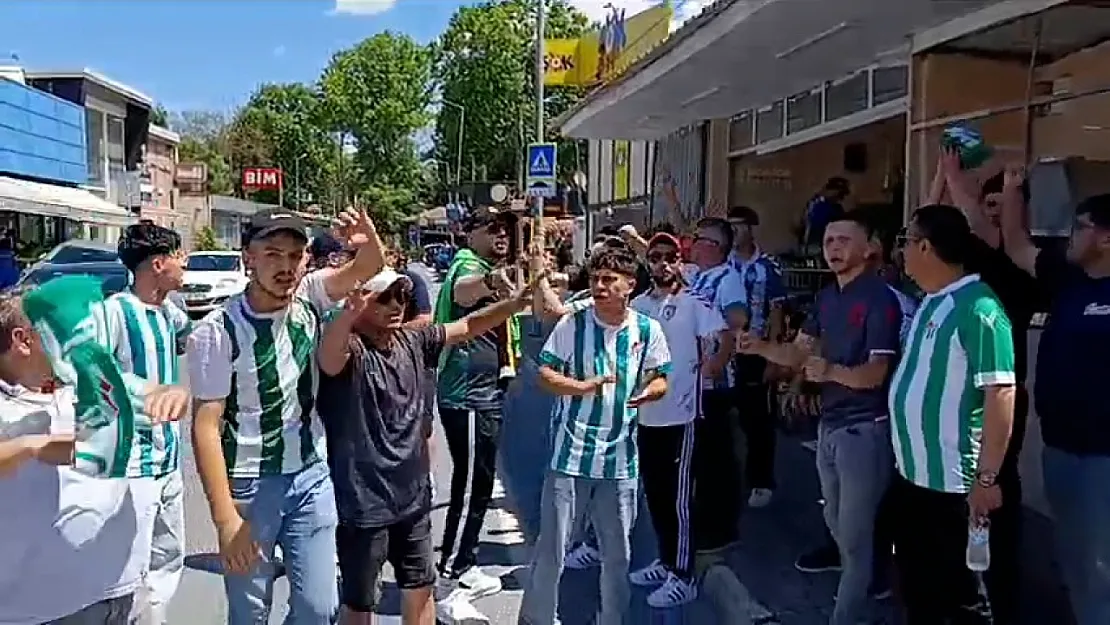 Çarşambaspor taraftarları stad önünde toplandı