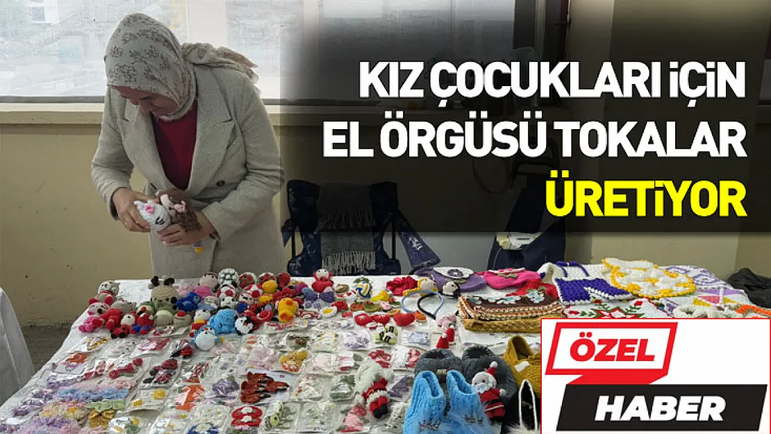 Ev hanımı Korkmaz, kız çocukları için el örgüsü tokalar üretiyor