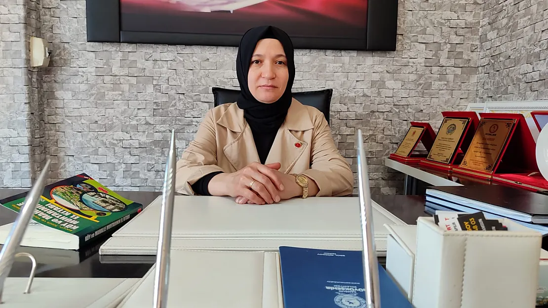 İlk kadın muhtar mazbatayı aldı