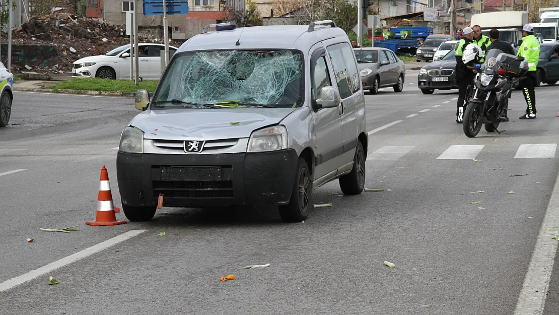 Kırmızı ışık ihlali yapan bisikletliye otomobil çarptı