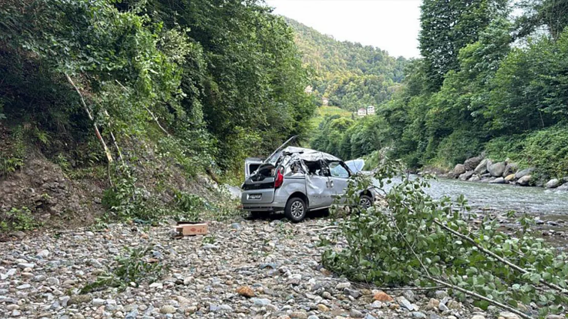 Kontrolden çıkan araç dereye uçtu