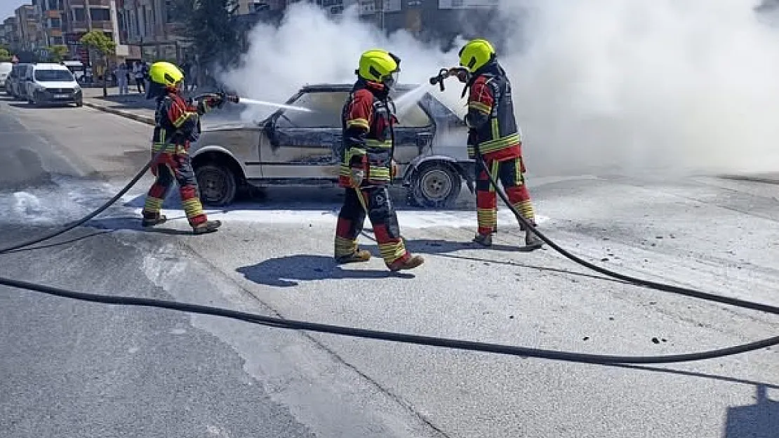 LPG'li araç yanarak kullanılmaz hale geldi
