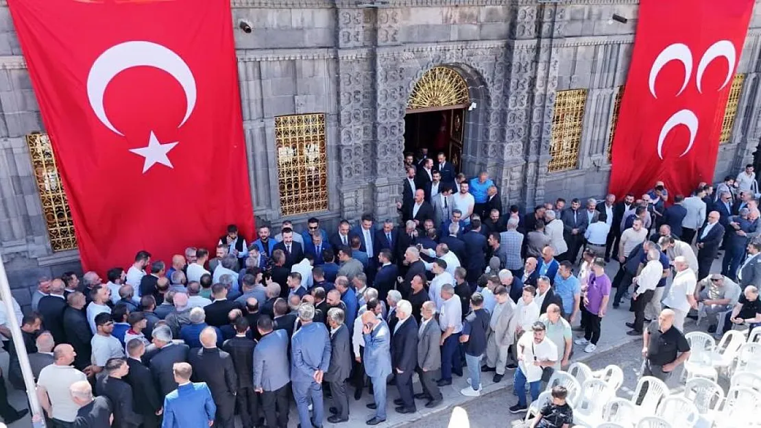 MHP'de bayramlaşma programına büyük ilgi