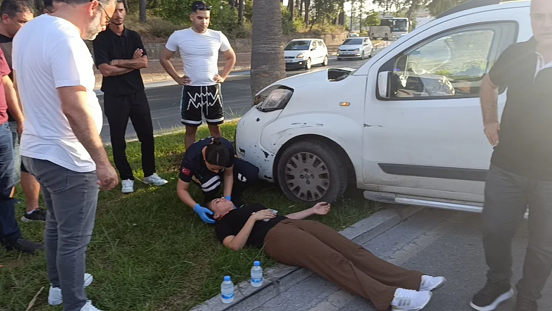 Otomobil sürücüsü palmiyeye çarptı