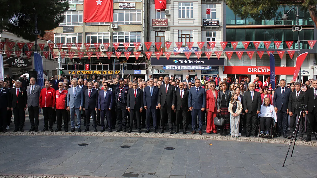 Samsun'da 19 Mayıs kutlamaları anıta çelenk sunumuyla başladı