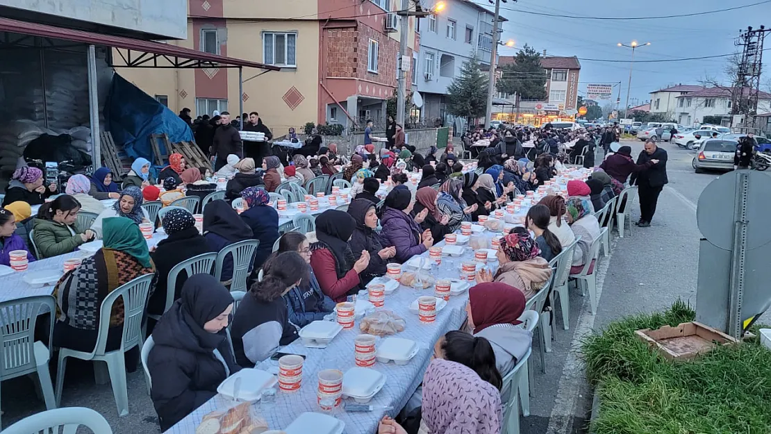 Samsun'da gençlerin düzenlediği iftar programı mahalleliyi buluşturdu