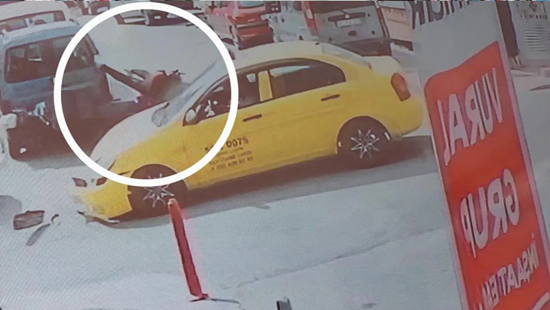 Taksi motosikletli kuryeye çarptı