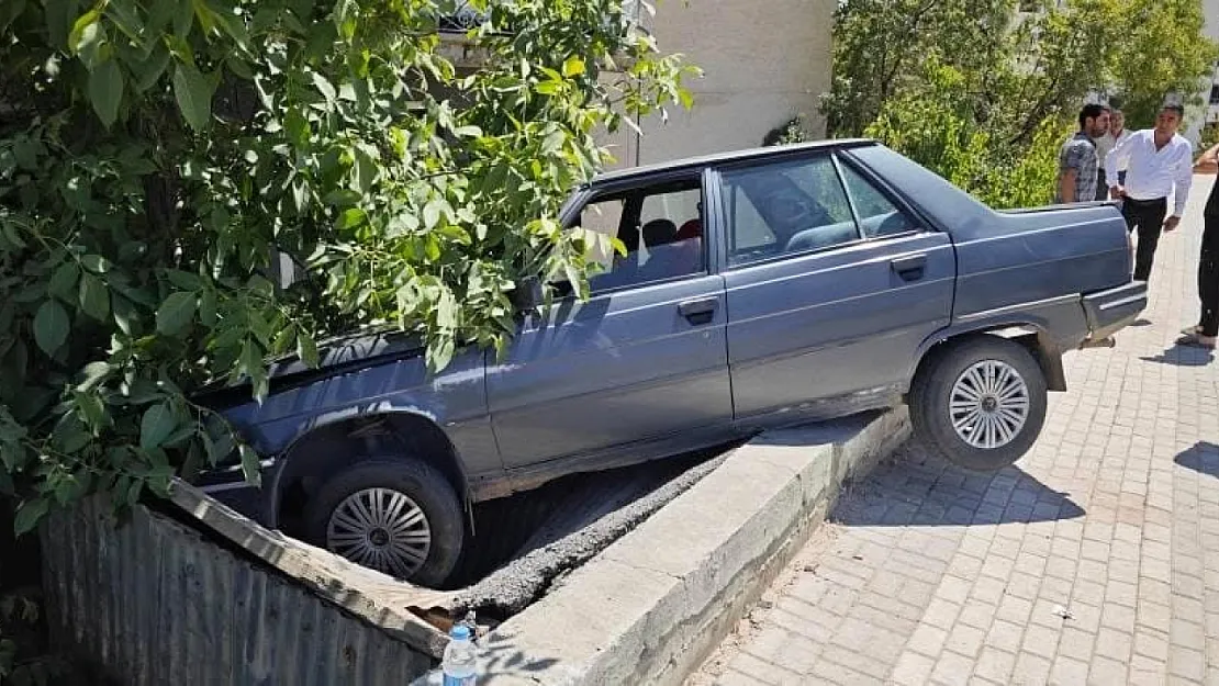 Tekeri patlayan otomobil direksiyon hakimiyetini kaybetti