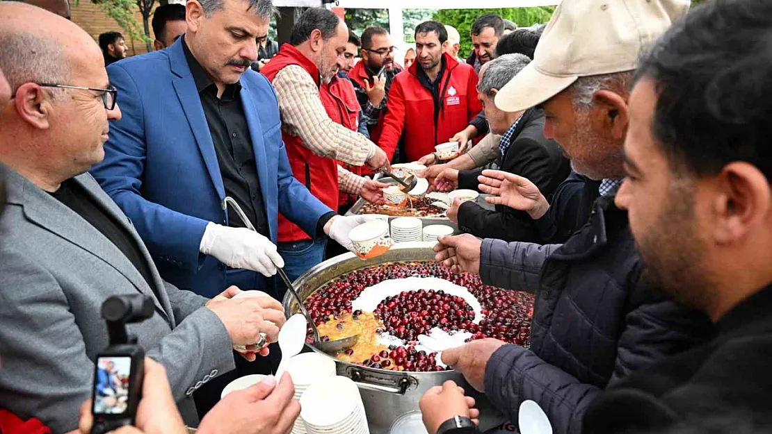 Vatandaşlara aşure dağıtıldı