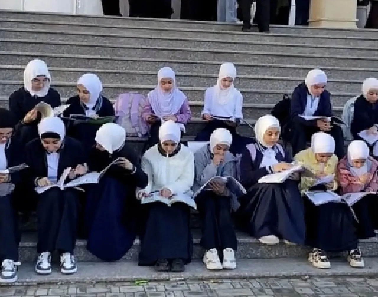 Azerbaycan'da başörtüsü kısıtlaması tartışma yarattı