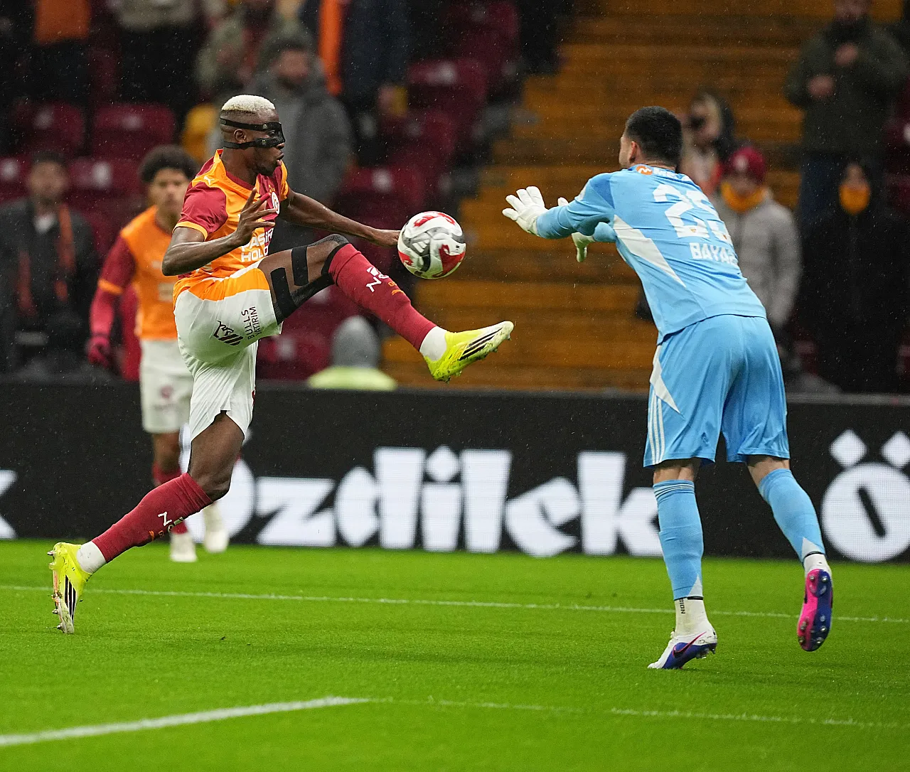 Galatasaray ilk yarıyı 2-0 önde tamamladı