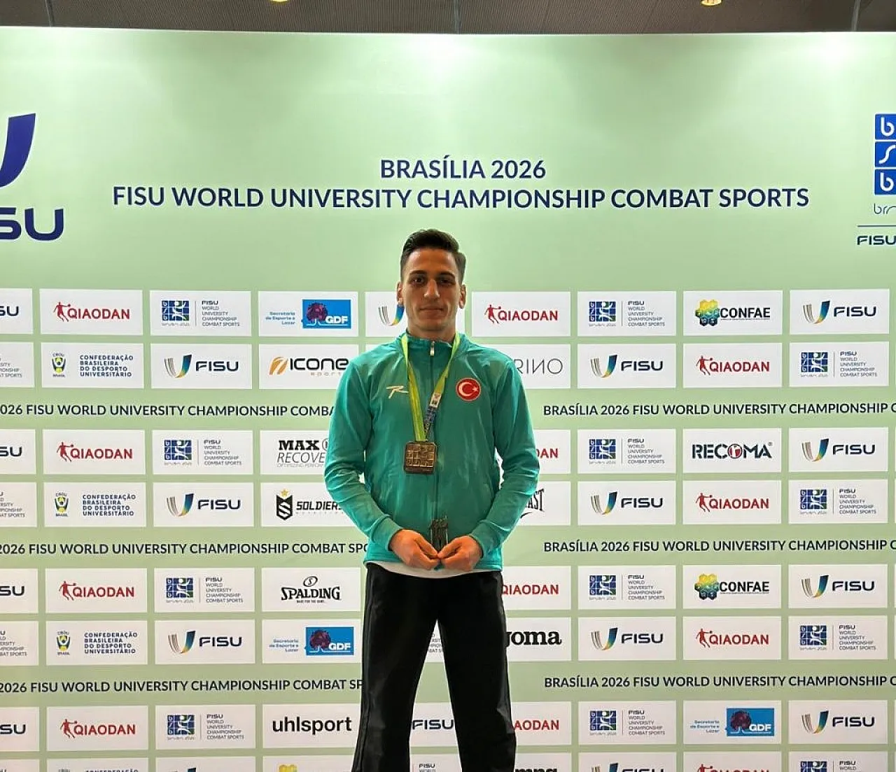 OMÜ'lü sporcudan Türkiye'ye altın madalya