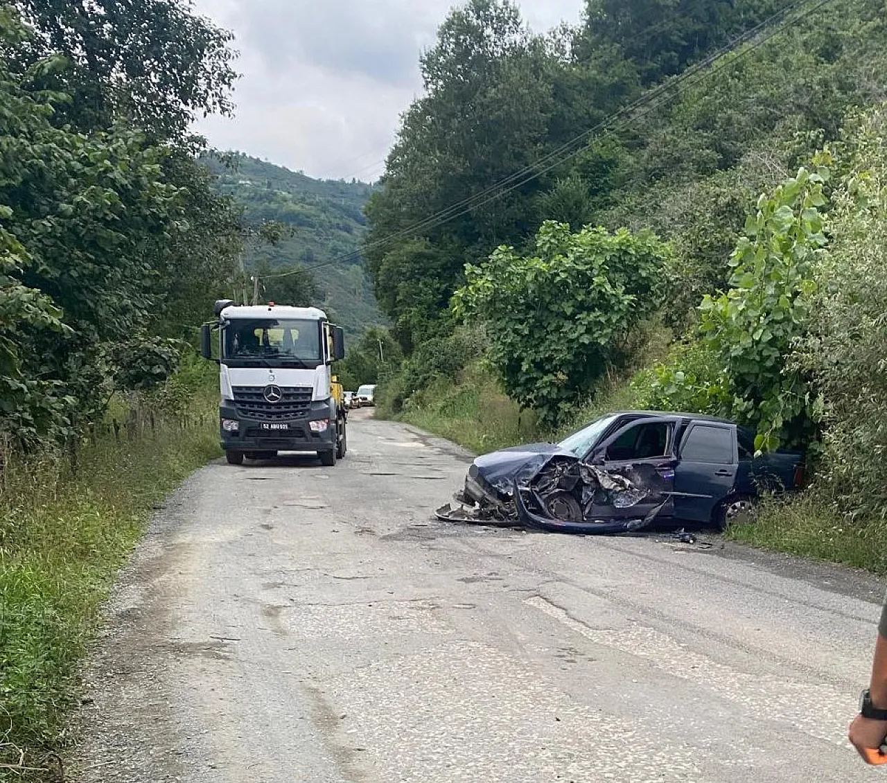 Çakıl Yüklü Kamyon Fındık Bahçesine Devrildi: 2 Yaralı