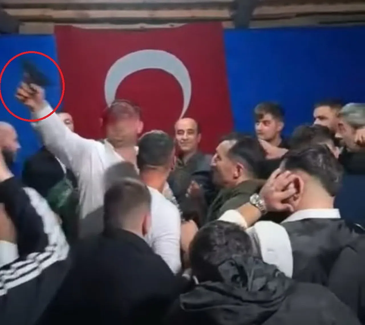 Kına gecesinde silahlı kutlama