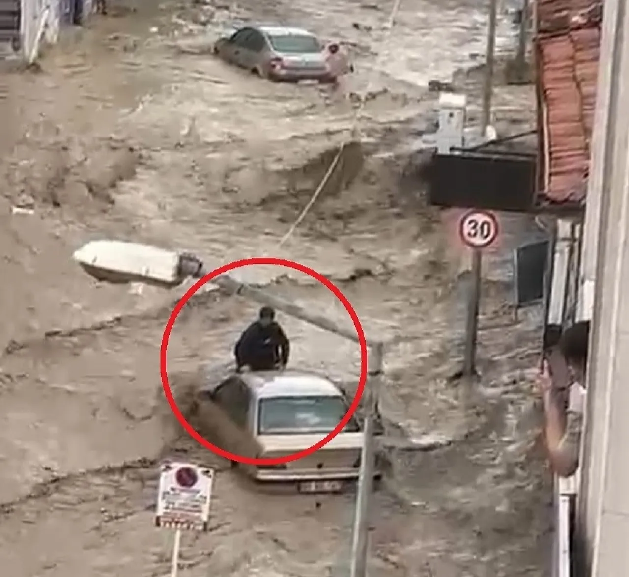 Selde can pazarı: Sel sularına kapılan aracın üzerinde hayata tutundu