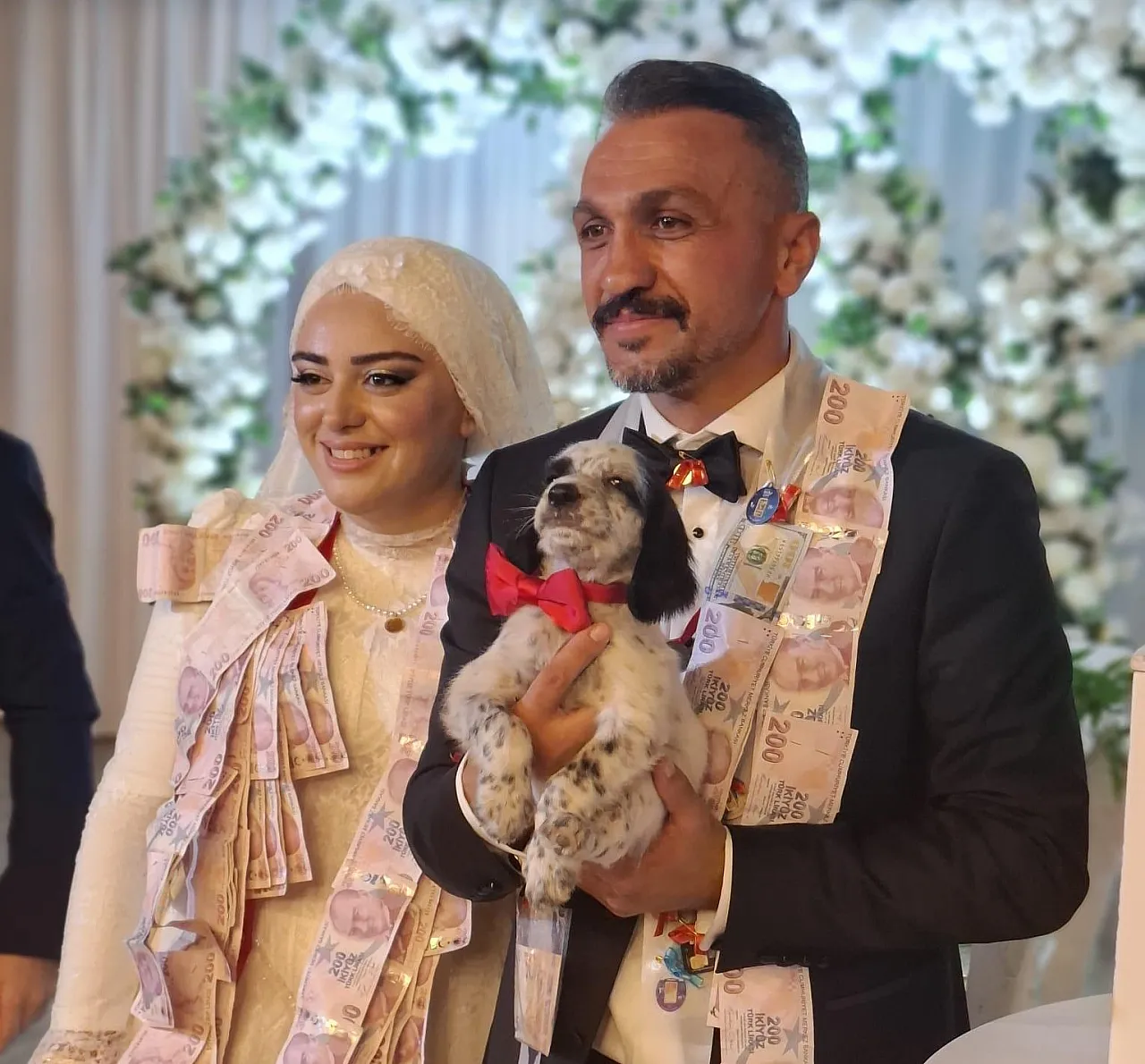 Düğünde altın yerine köpek yavrusu taktı