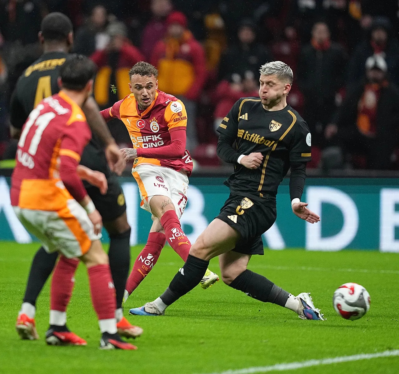 Galatasaray Kayserispor'u dört golle geçti