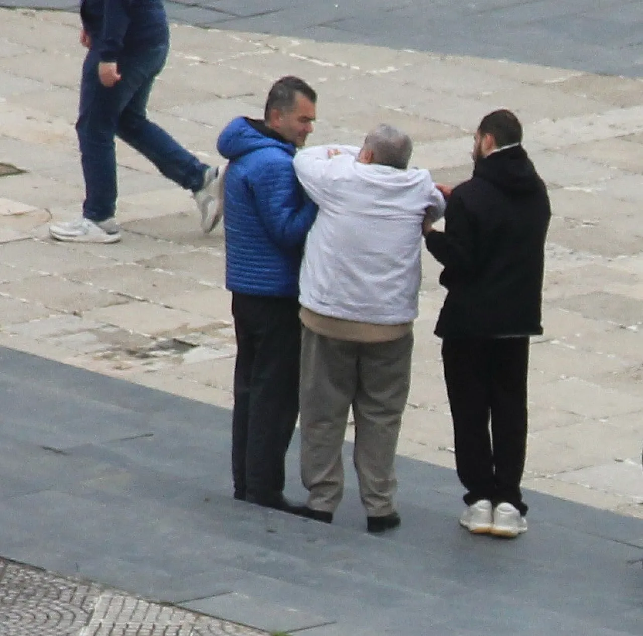 Merdivenlerde dengesini kaybeden 2 kişi yere düştü
