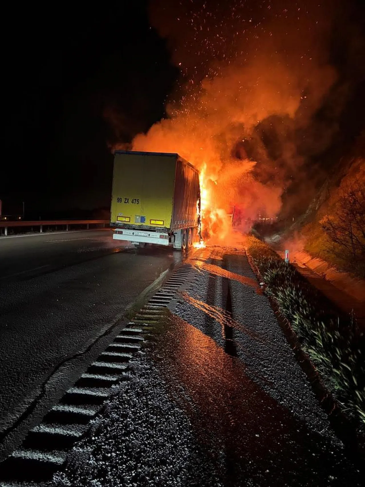 Yanan tırdan atlayarak kurtuldu, tamirciden şikayetçi oldu