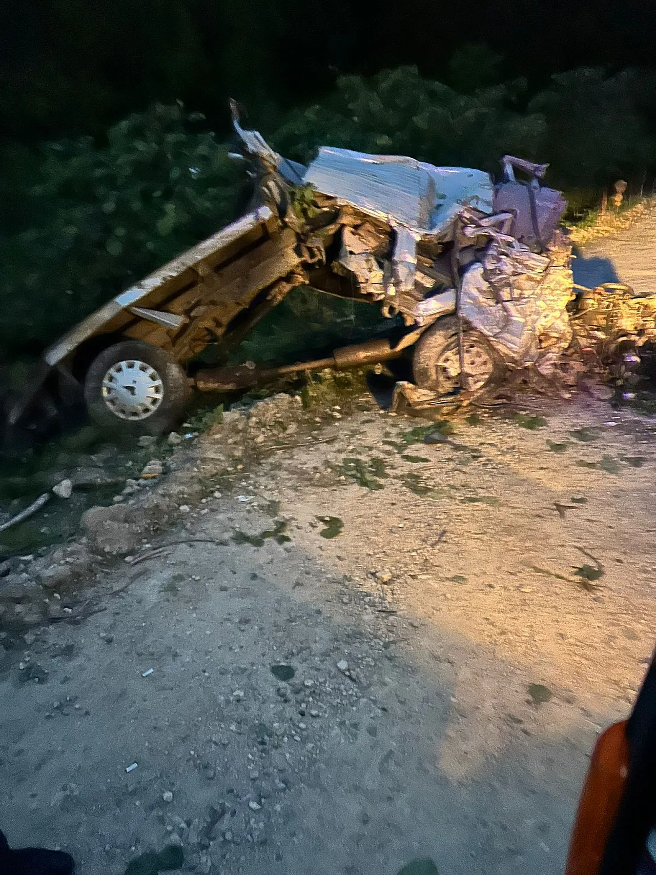 Giresun Güce'de Feci Kaza: Yüzlerce Metre Yamaçtan Yuvarlanan Araç Hurdaya Döndü