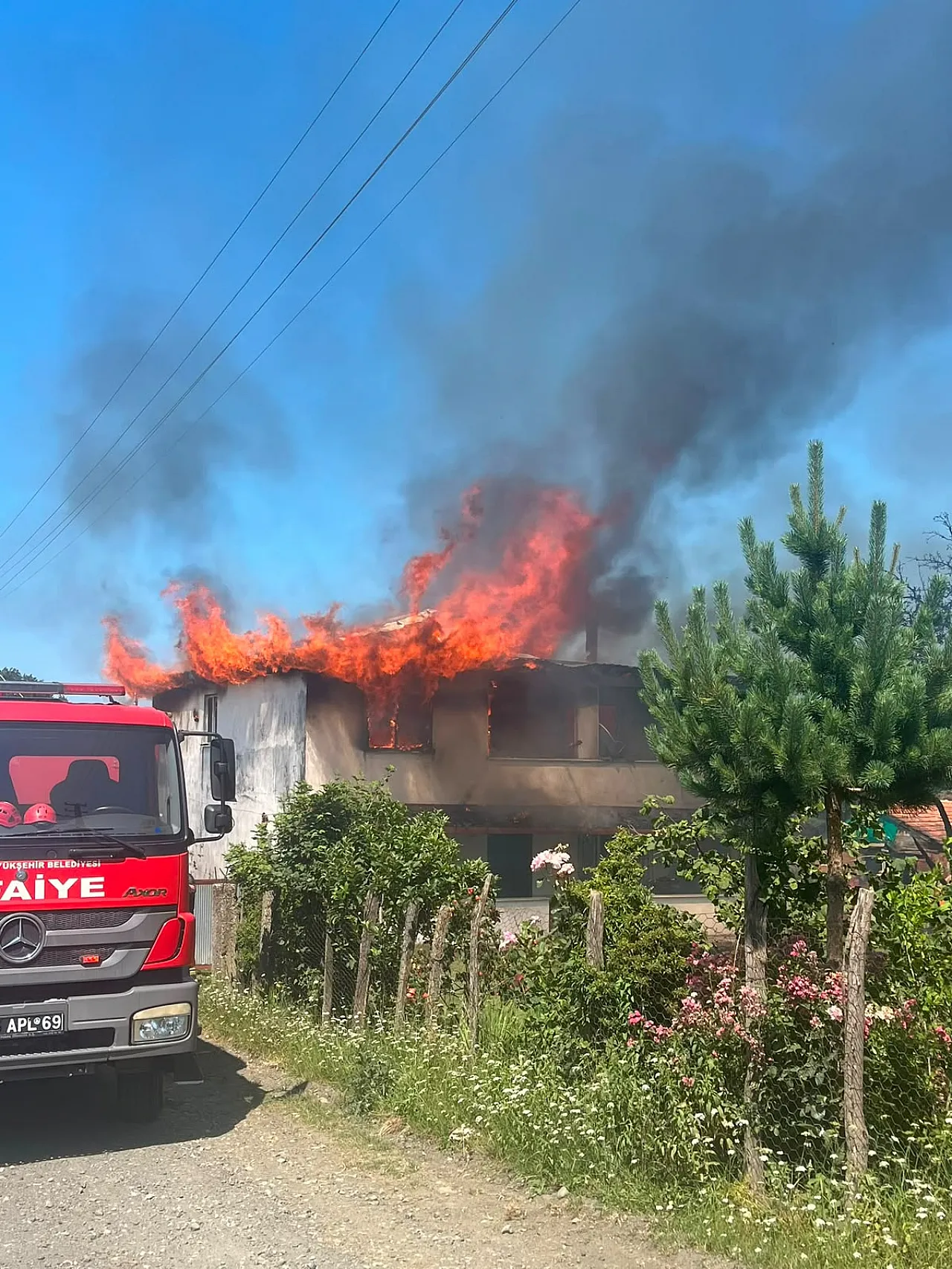 Terme'de bahçede yakılan ateş evi sardı
