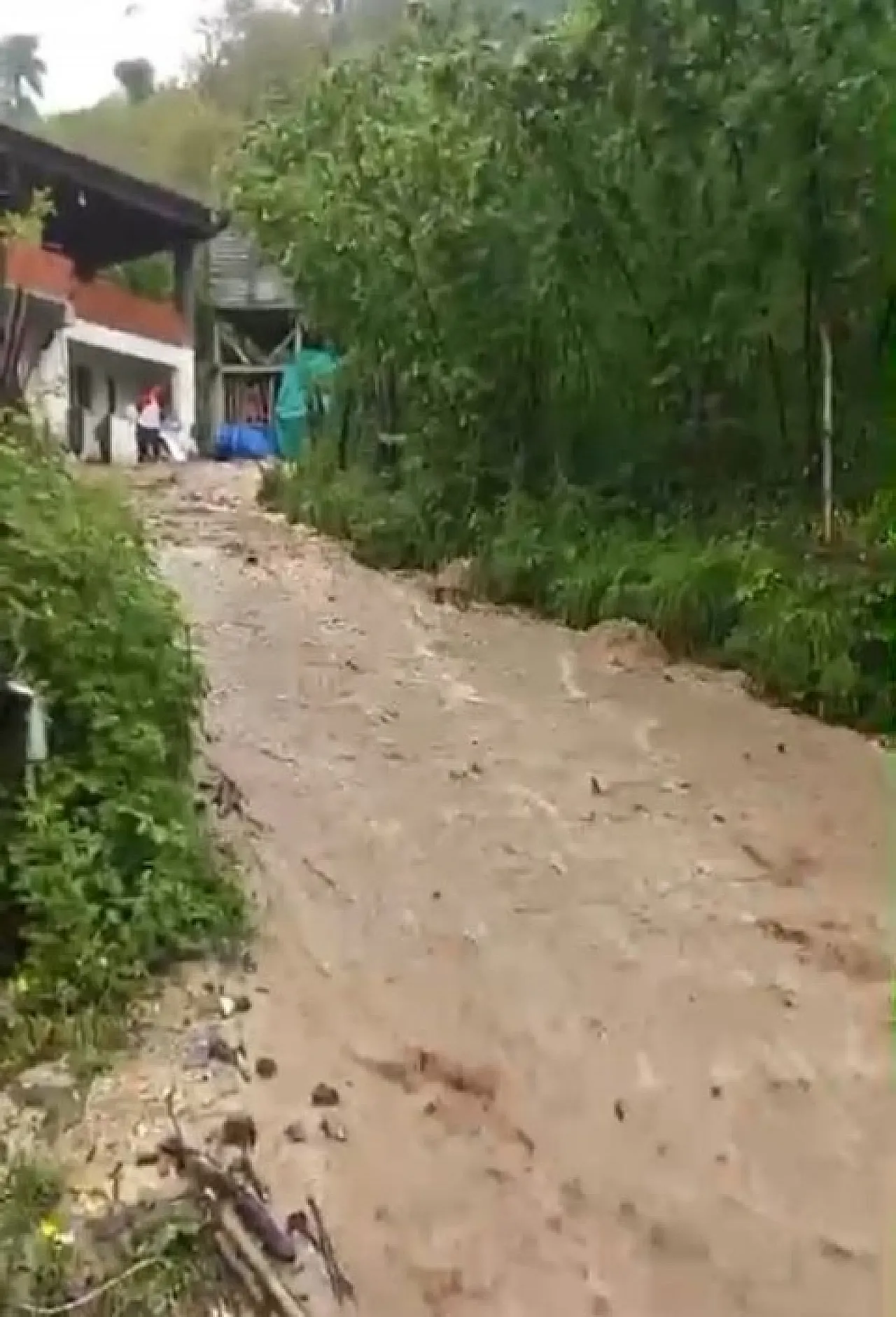 Sel suları evin içinden şelale gibi aktı