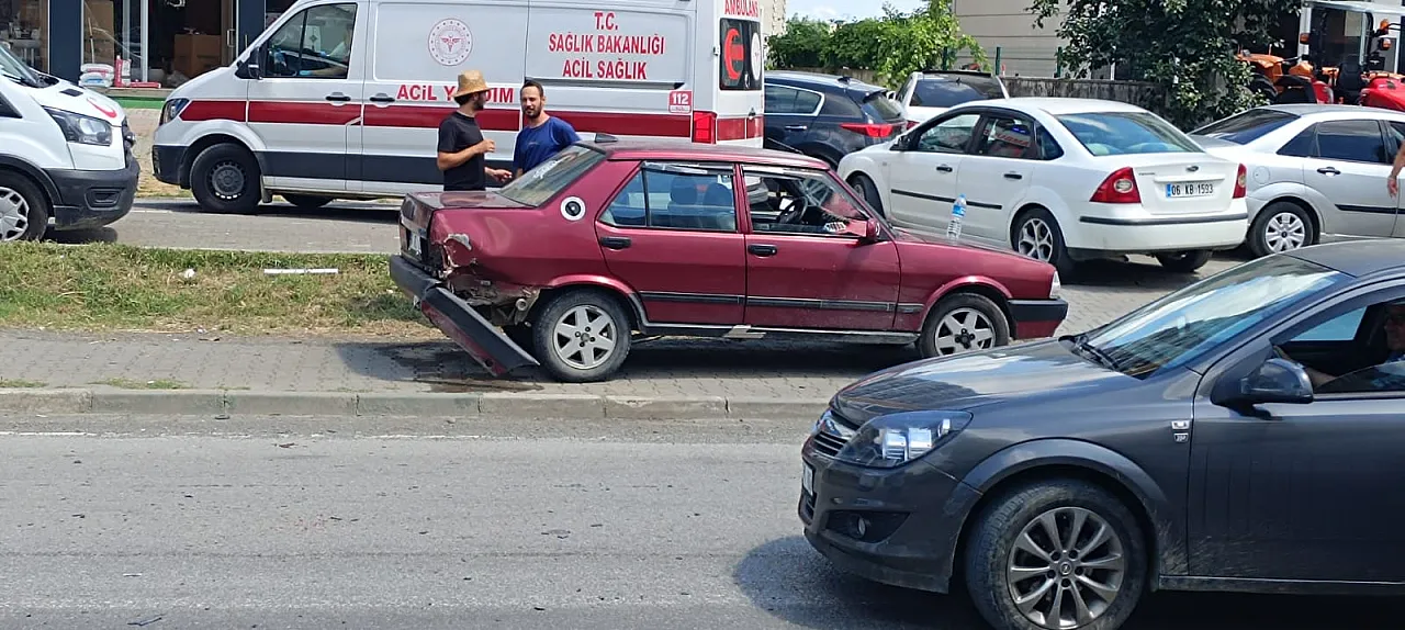 Çarşamba'da 3 aracın karıştığı kazada 1 kişi yaralandı