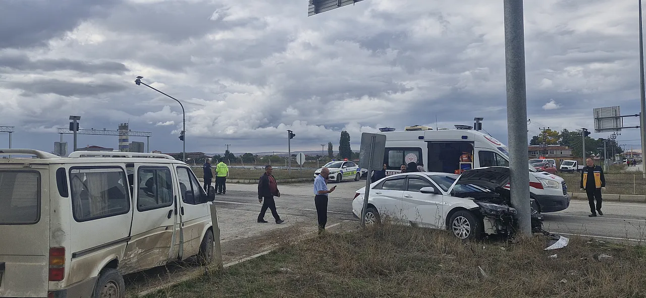 Çorum'da kavşakta kaza! Minibüs ile otomobil çarpıştı, 6 kişi yaralandı