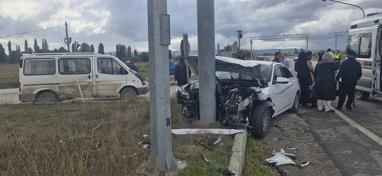 Çorum'da kavşakta kaza! Minibüs ile otomobil çarpıştı, 6 kişi yaralandı