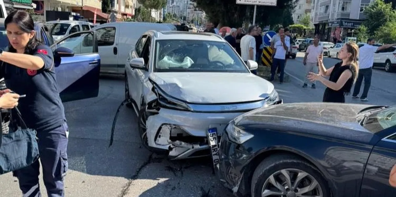 Samsun'da 3 araç birbirine girdi
