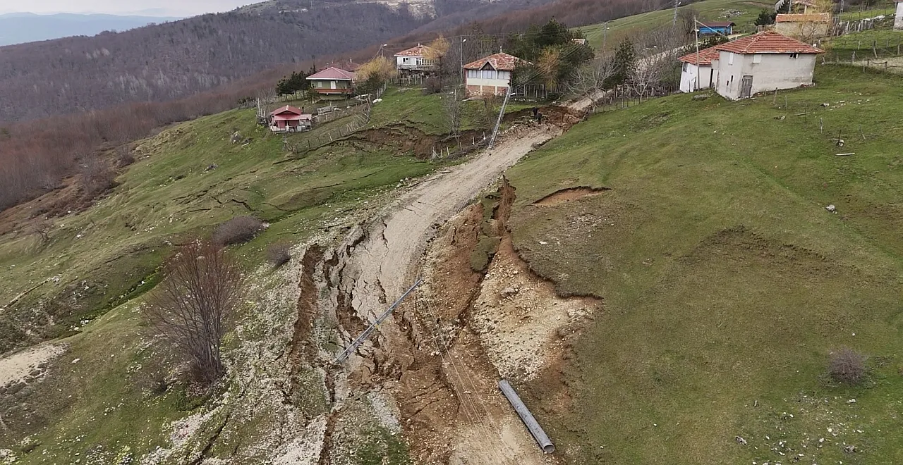 Samsun'da yayla yolunda heyelan: Ulaşım durdu, elektrik kesildi