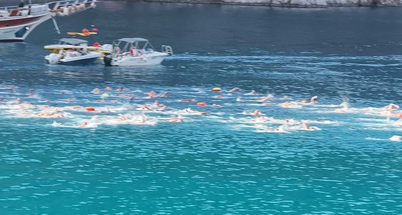Fethiye'de bin 600 sporcu Ölüdeniz'e kulaç attı