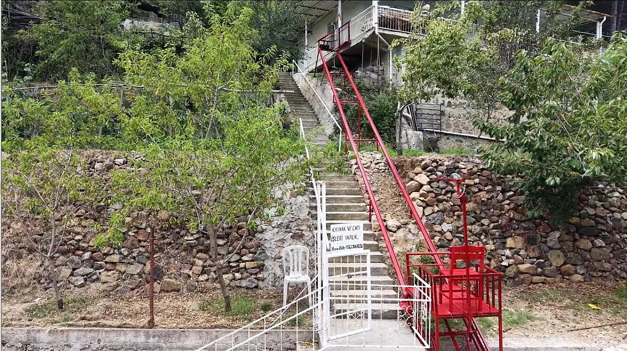 eşinin 60 basamaklık çilesine son vermek için kendi asansörünü yaptı