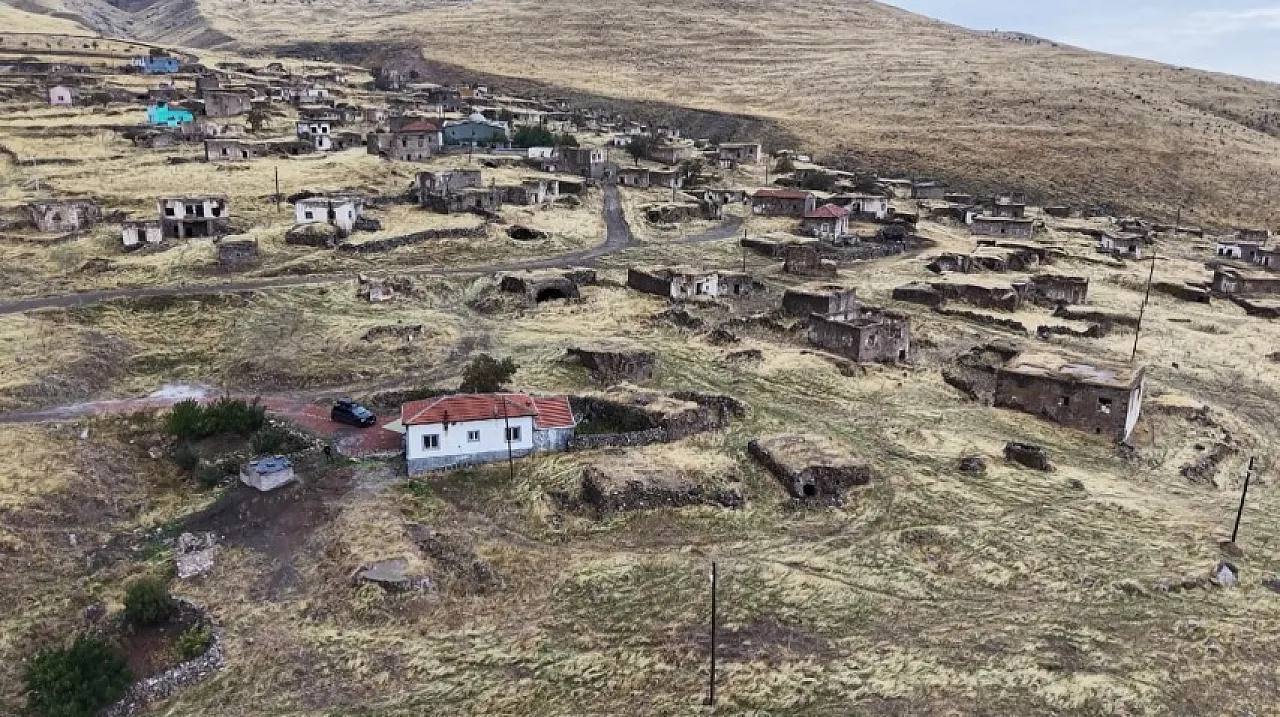 180 haneli köyde 11 yıldır tek başına yaşıyor