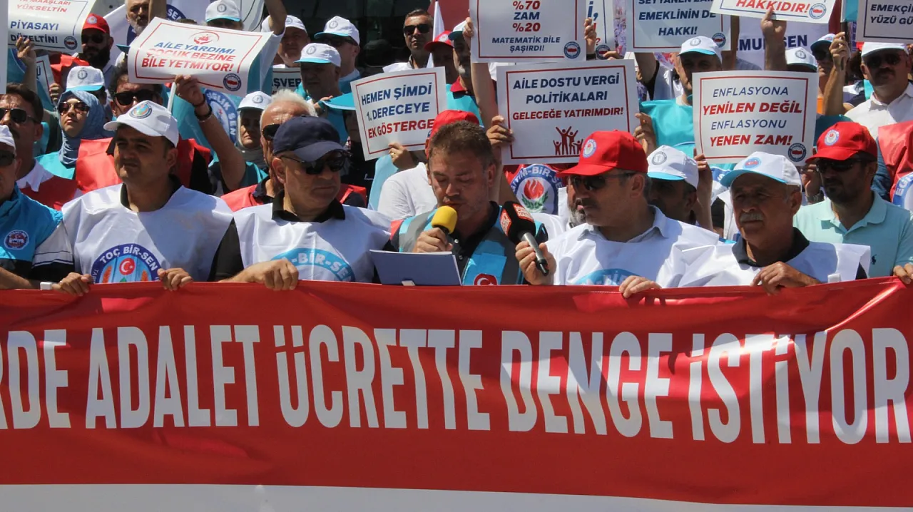 Samsun'da Memurlar Zam Teklifine Karşı Meydanda