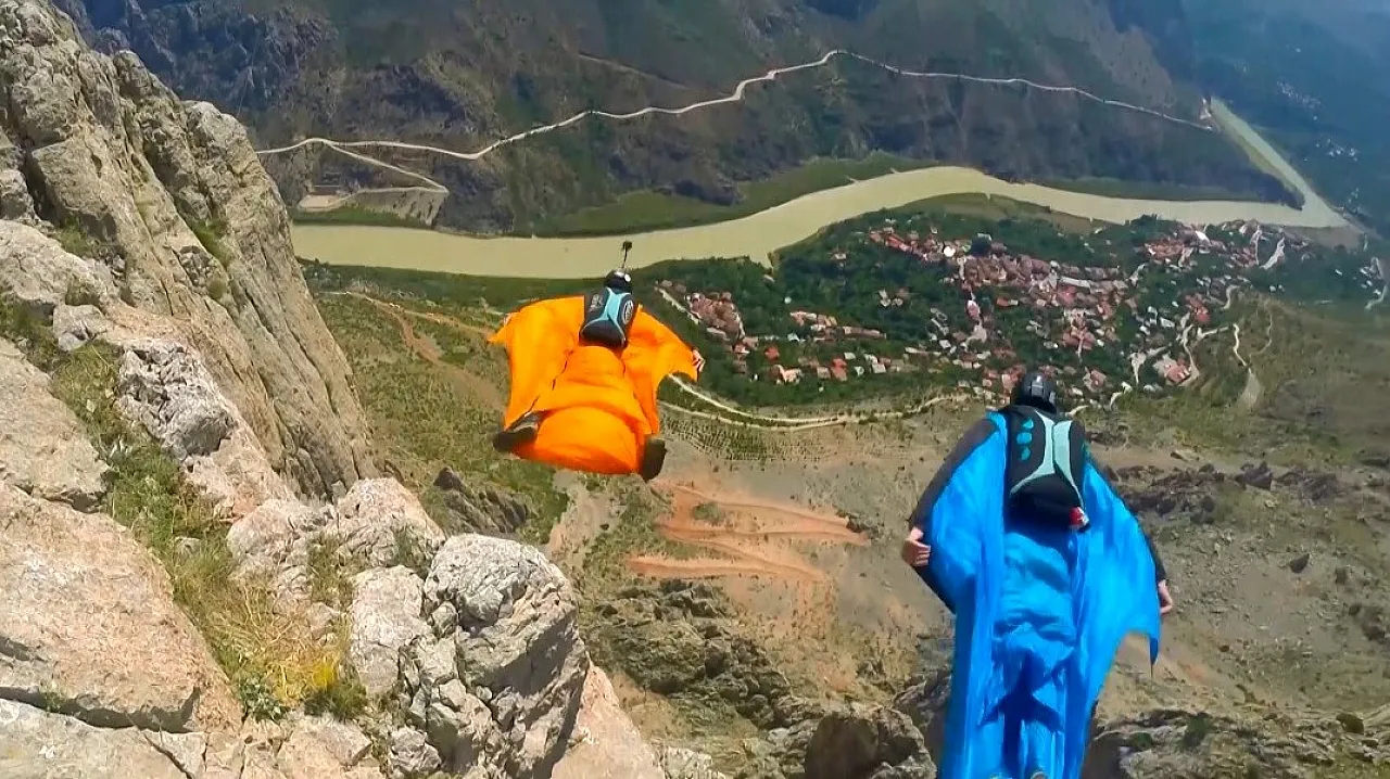 Karanlık kanyon'da nefes kesen wingsuit gösterisi