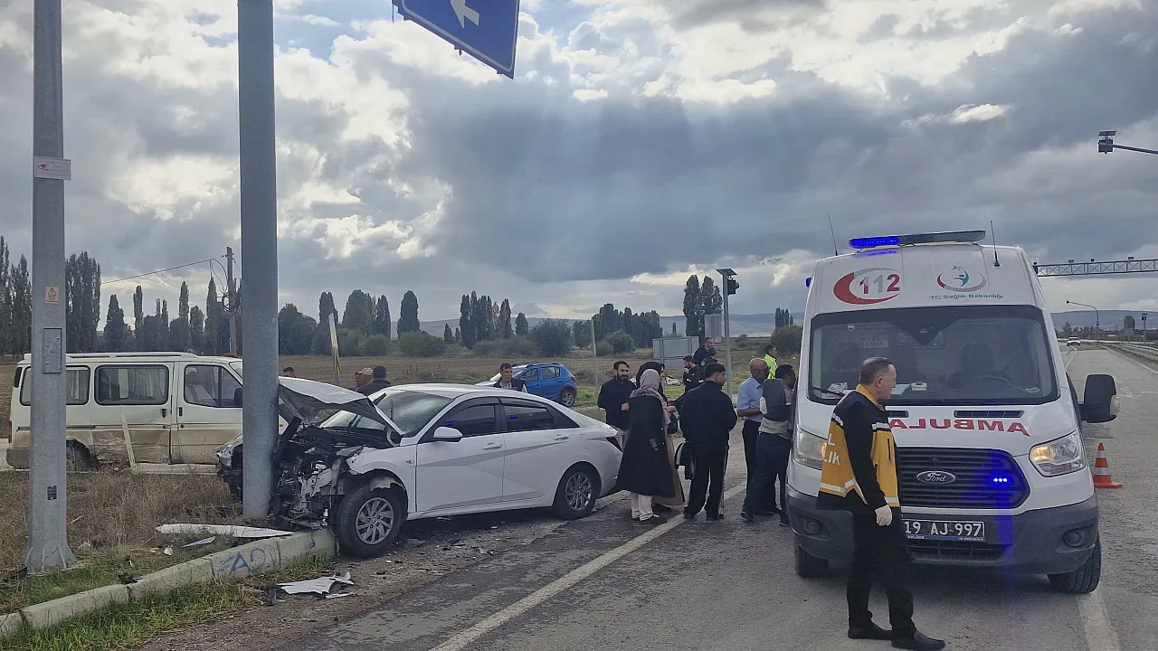 Çorum’da minibüs otomobille çarpıştı: 6 yaralı