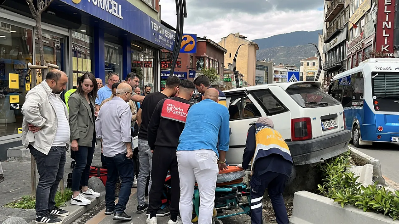 Karabük'te kontrolden çıkan otomobil yayaya ve refüje çarptı