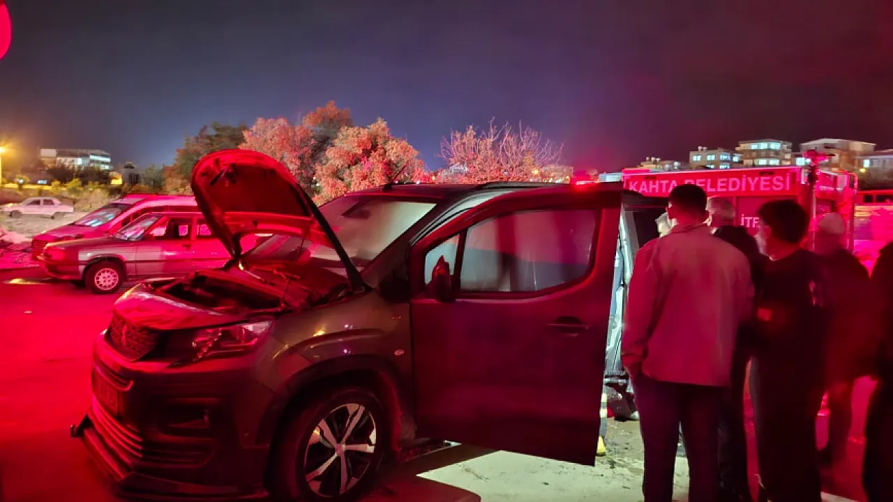 Kahta'da Park Halindeki Otomobilde Yangın Paniği