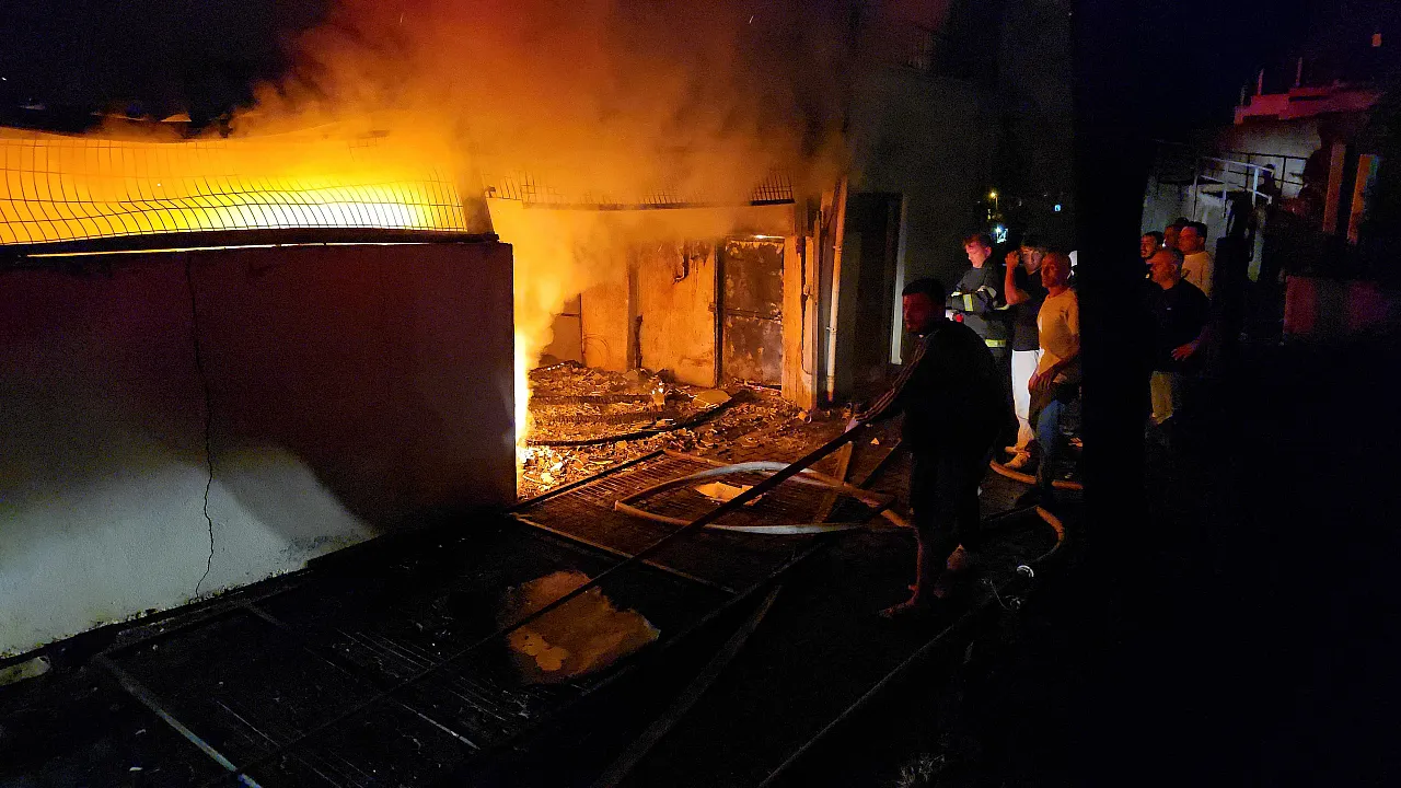 Zonguldak'ta patlama sonrası çıkan yangın 4 evi küle çevirdi