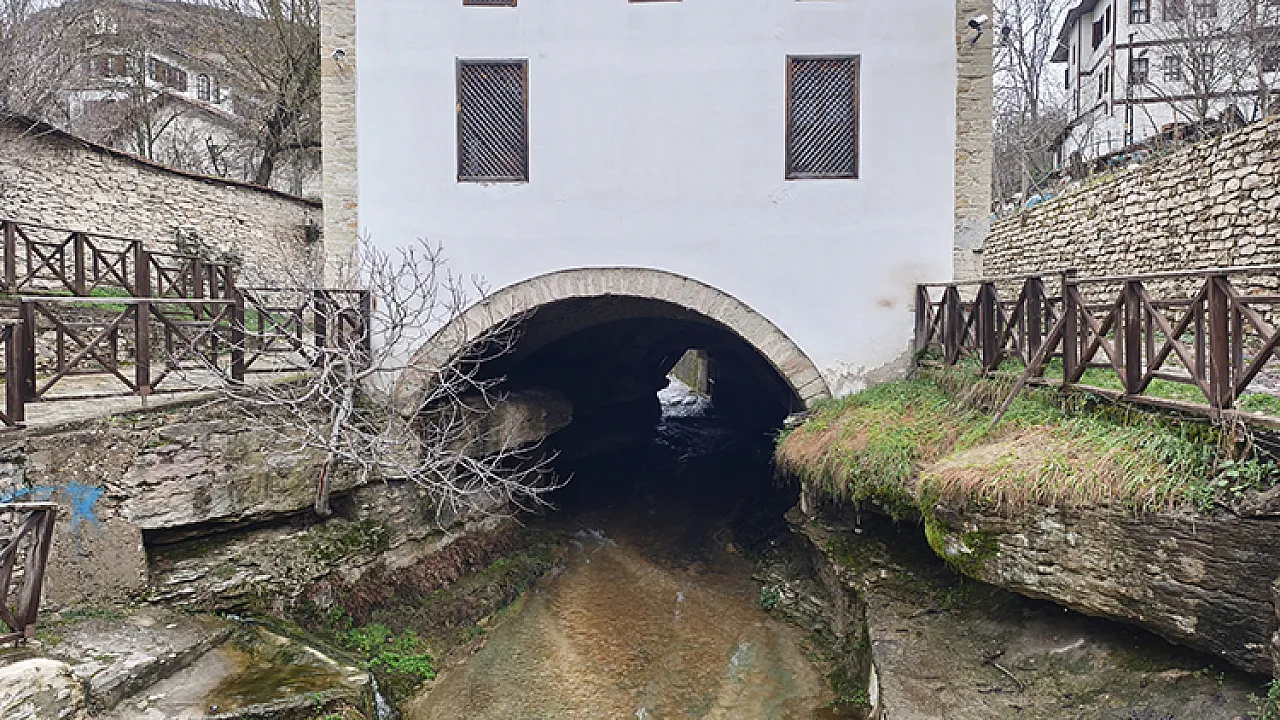 Altından dere geçen tarihi cami dikkati çekiyor