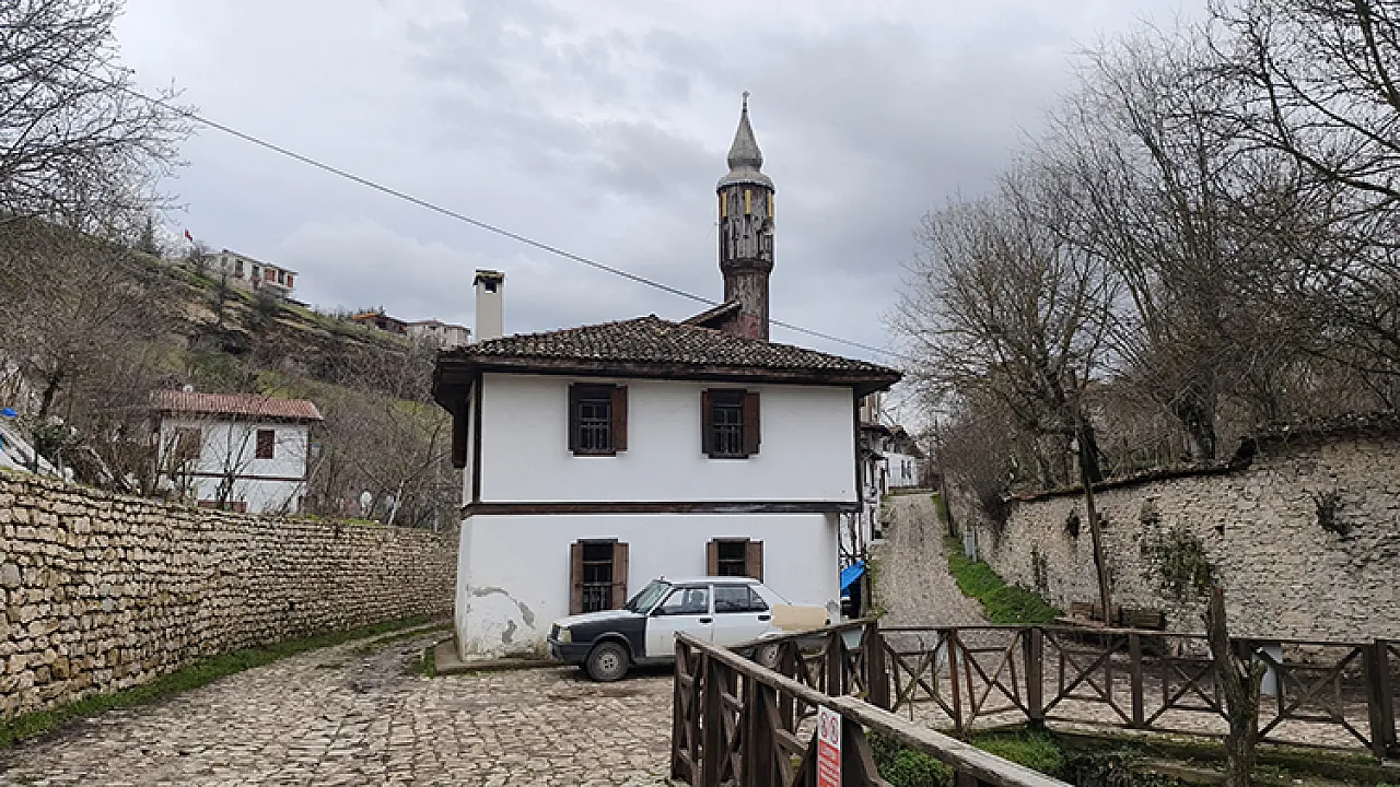 Altından dere geçen tarihi cami dikkati çekiyor