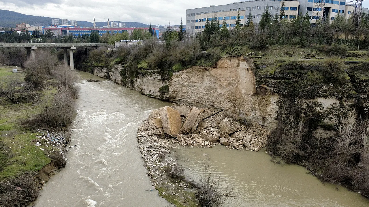Karabük'te yamaçtan kopan kaya parçaları çaya düştü